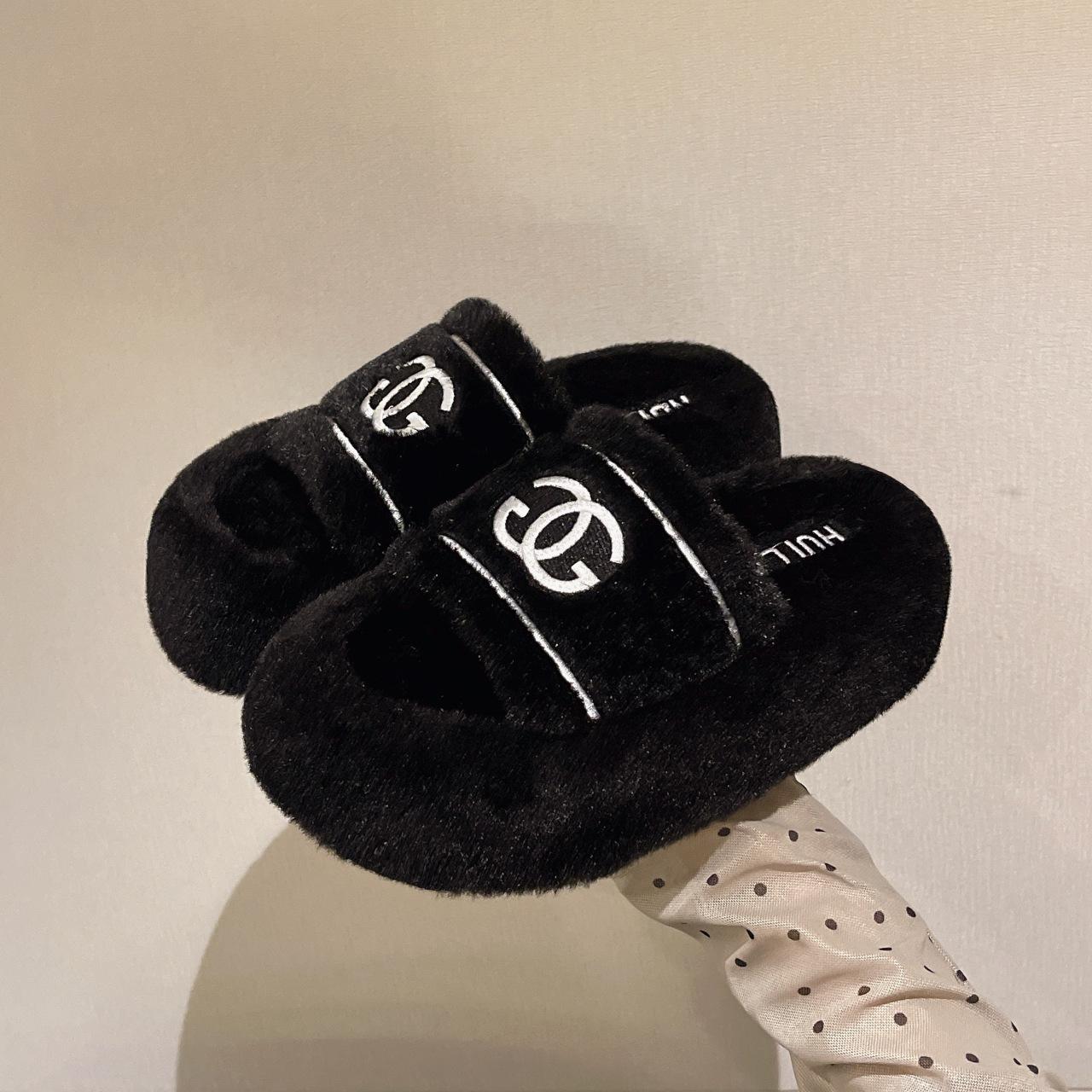Koreanische Version von modischen Herbst- und Winter-Neuheiten, dicksohlige, flauschige Hausschuhe für Damen, Outdoor-Bekleidung, Heim-Plüsch-Indoor-Ein-Wort-Baumwollhausschuhe, Spot 40 schwarz