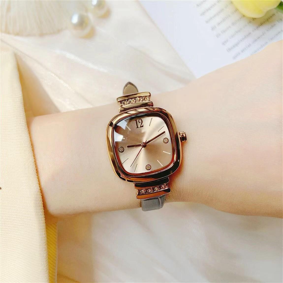 Modische kleine quadratische Uhr mit Strasssteinen für Damen Einfache lässige Vintage-Leder-Quarzuhren Uhr Geschenke Relogio Feminino