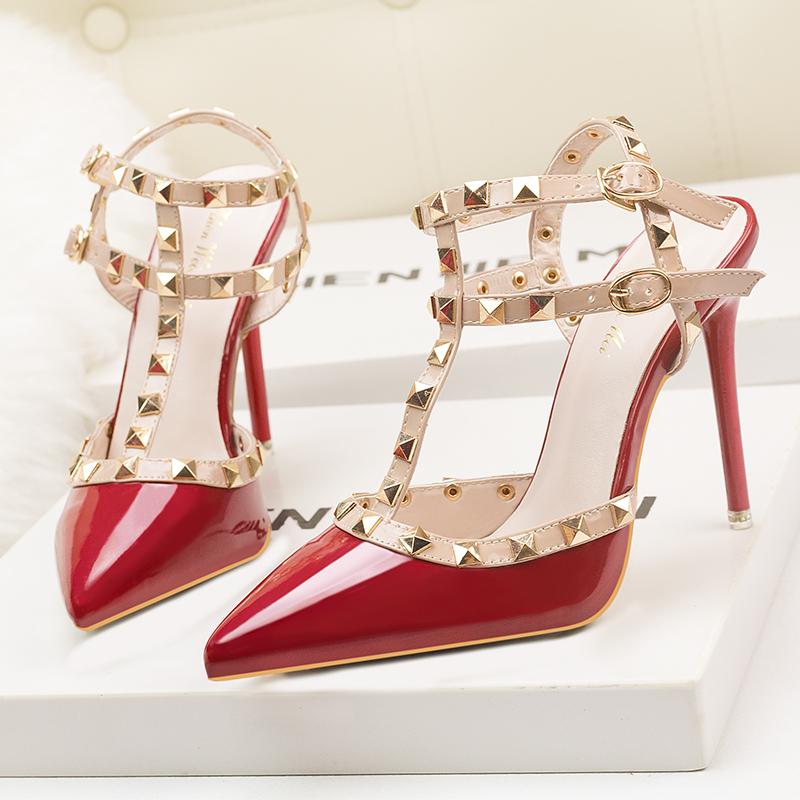 Mode Mode Sexy Damen Stilettoabsätze Spitzschuhe mit Nieten-Ausschnitt Zweiriemen-Design Damen Flachmund Zapatos Mujer 38 rot