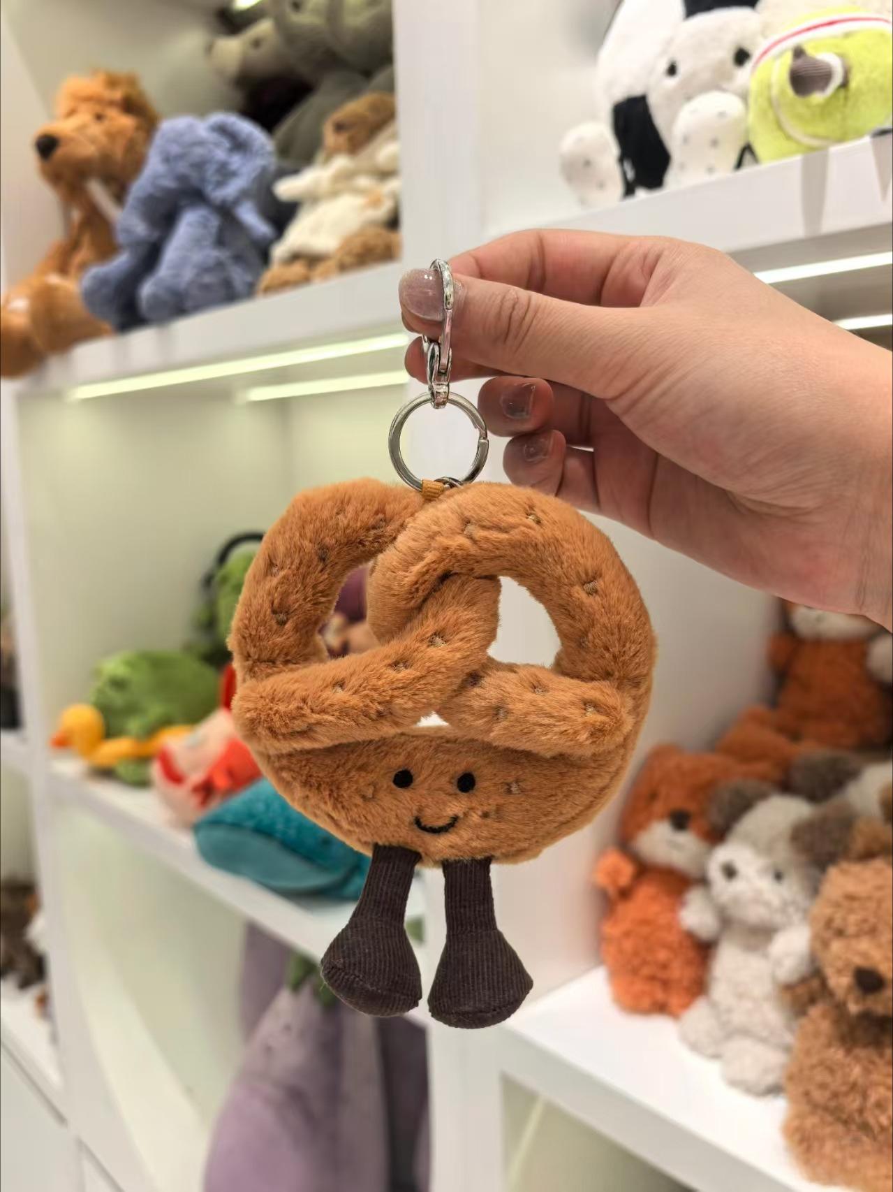 Neue Marshmallow-, Kirsch-, Drachen-, Hasen-, Kaffeetassen-, Teddybär-, Fußball-, Schildkröten-Schlüsselanhänger und dekorative Anhänger brown