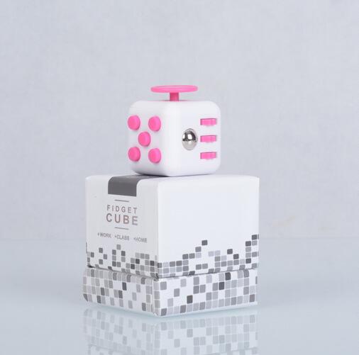 Fidget Cube Stress Angst Druckentlastendes Spielzeug Ideal für Erwachsene und Kinder [Geschenkidee] [Entspannendes Spielzeug] [Stressabbau] [Weiches Material] 4.2x4.2x4.2cm weiß/hellrosa
