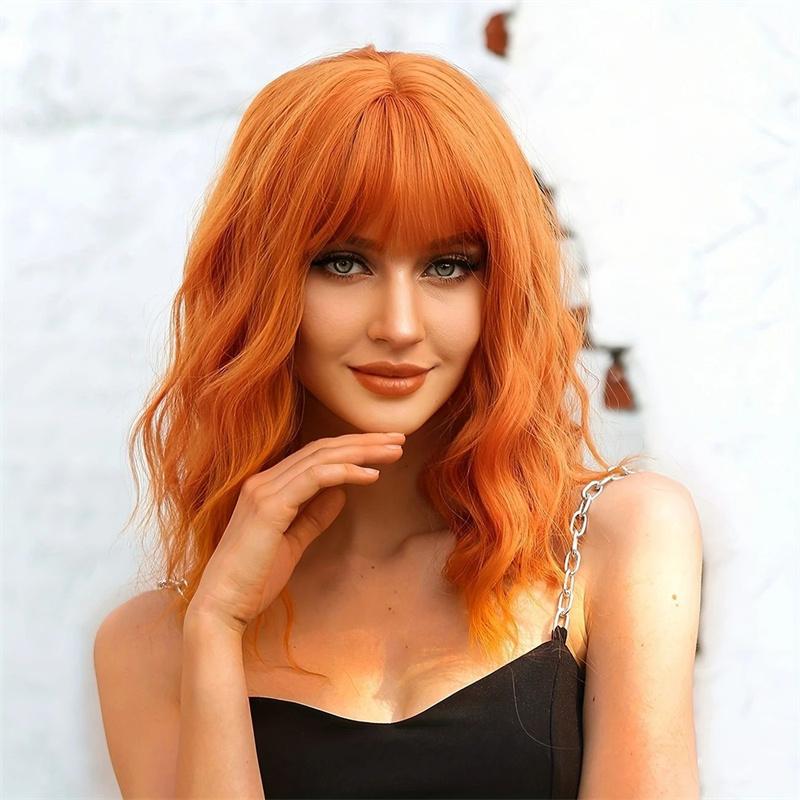 Premium Synthetische Damen Kurze Orange Wellige Perücke mit Pony Anime Cosplay Kostüm Welle Lockige Perücken Drag Queen Perücke Karnevalsparty orange
