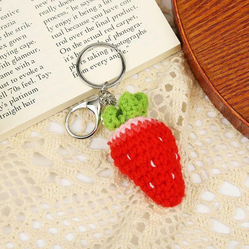 Süße Erdbeer-Serie Handgemachte Häkel-Schlüsselanhänger Niedlicher Erdbeer-Schlüsselanhänger Stricken Frucht-Schlüsselanhänger Benutzerdefinierte Accessoires beige