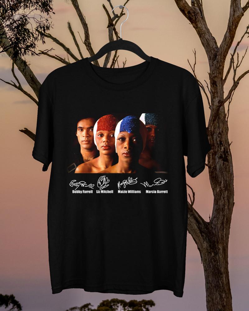 Boney M Signatur Mitglied Geschenk Für Fan Schwarz Alle Größen Geschenk T-Shirt QQ1259 Unisex T-Shirt XXXL