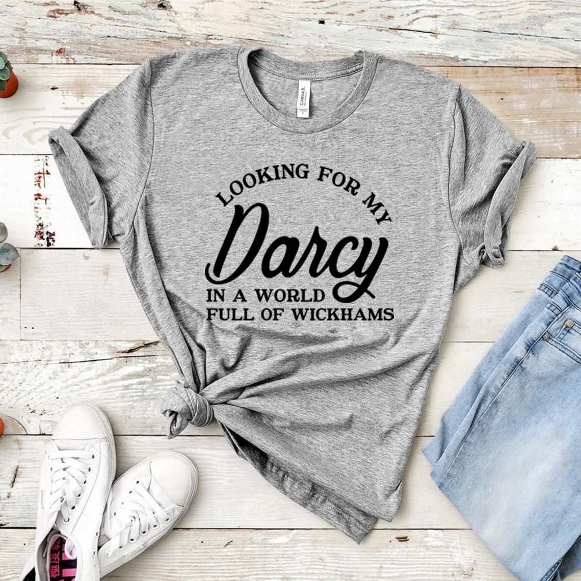 Auf der Suche nach meinem Darcy Shirt Jane Austen Fan T-Shirt Stolz und Vorurteil T-Shirt In einer Welt voller Wickhams T-Shirt Damen T-Shirt M graue