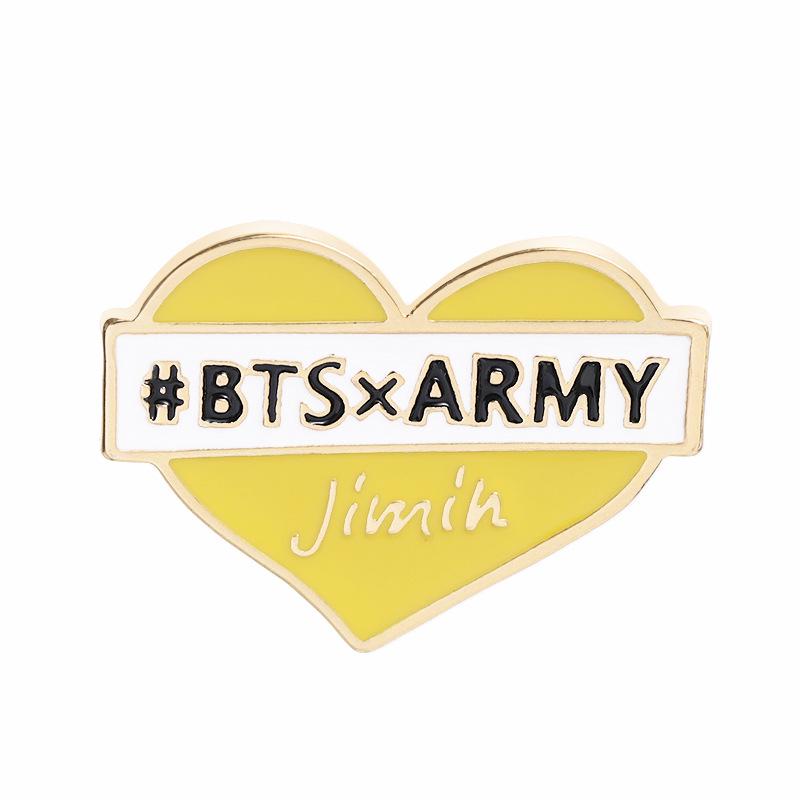 BTS - Herzförmige Anstecker, Retro Personalisierte BTS Mitgliedsnamen Broschen,  ARMY  Fan DIY Anstecker 1pcs