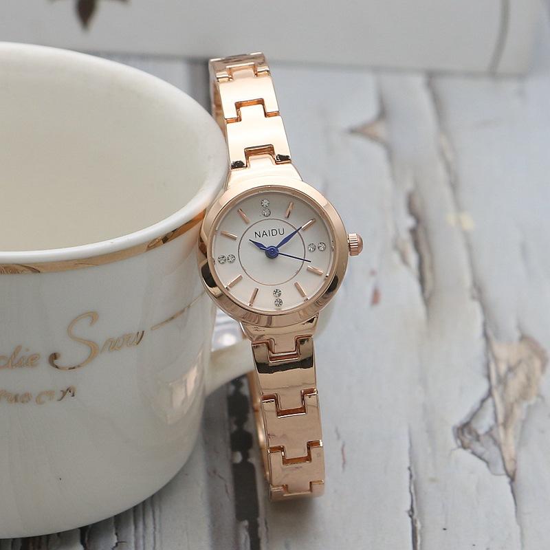 Neue Mode personalisierte einfache Uhr Set Damenuhr Schmetterling digitale Gürteluhr weiß/goldgelb