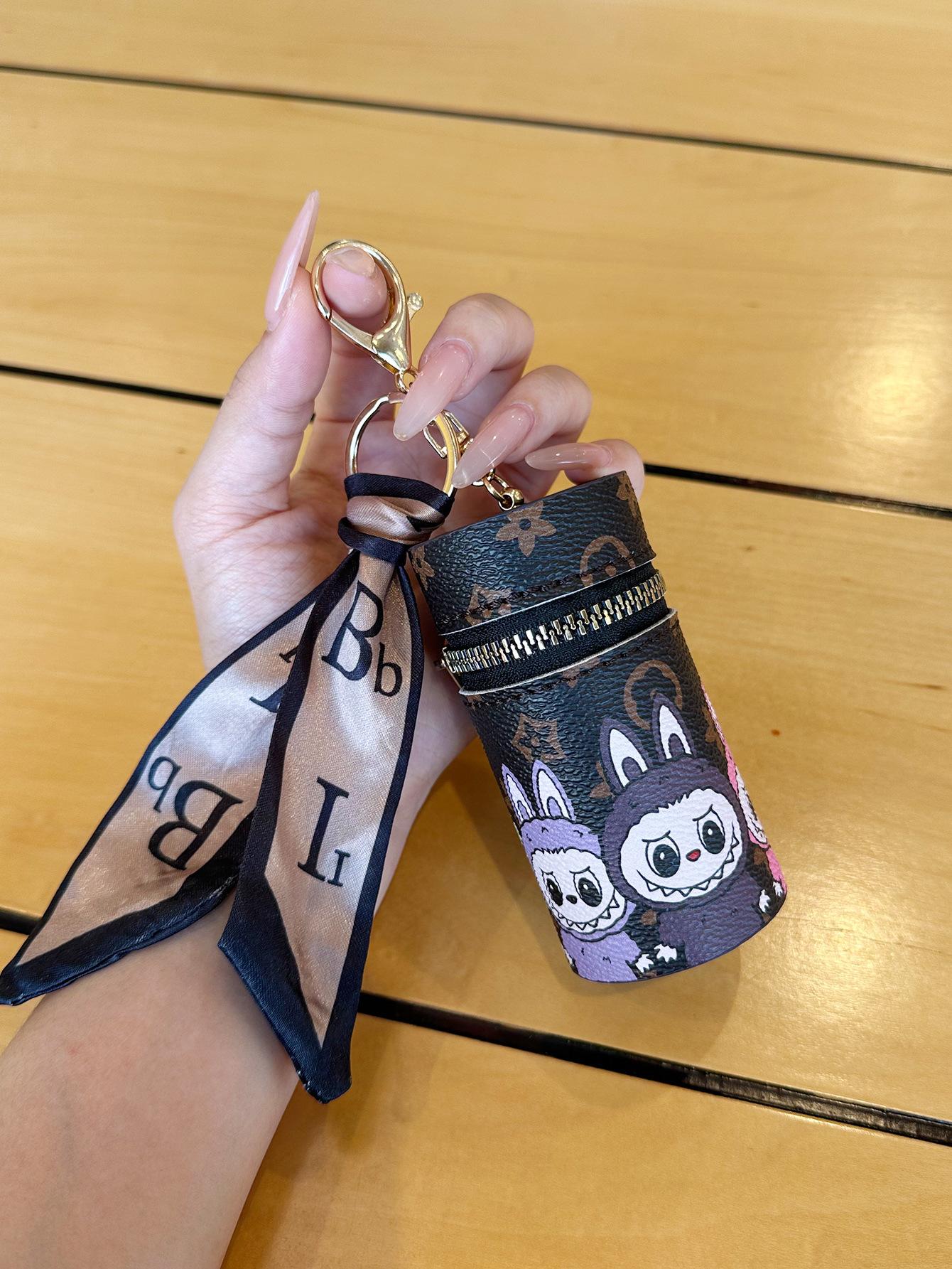 Neue Mode Labubu Mund Rote Umschläge Trendige Personalisierte Zylinder Aufbewahrungstasche Anhänger Niedliche Cartoon Schmucktasche KTY braun