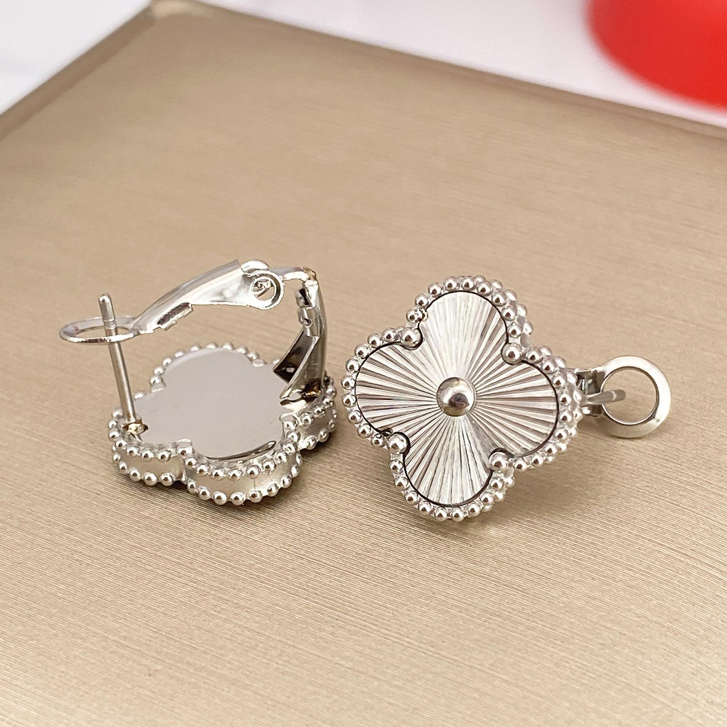 Neue 15mm Kleeblatt Laser Ohrringe Ohrringe Leichter Luxus Weibliches Temperament Einfache Ohrringe
