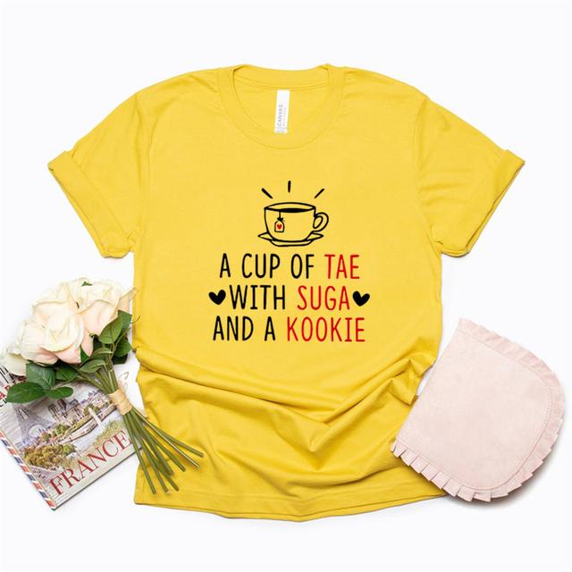 Eine Tasse Tae mit Suga und Kookie T-Shirt Kpop T-Shirt Damen Harajuku T-Shirt Korean Fashion Casual Top Lady Girl K-Pop T-Shirts L gelb