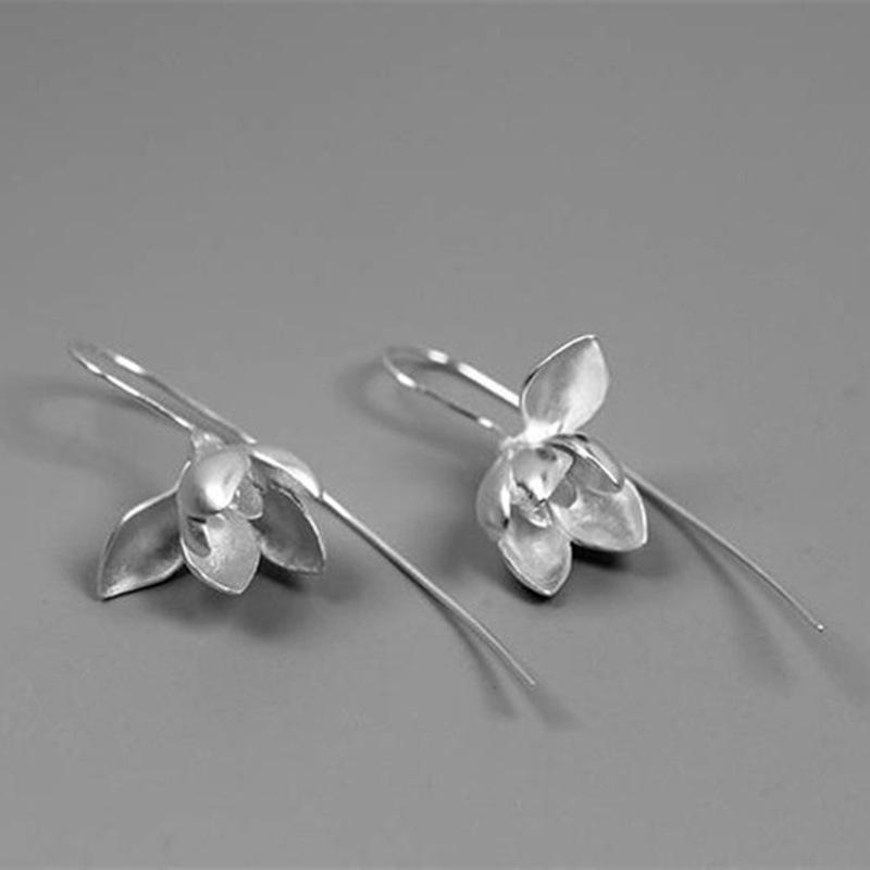 Modische Ohrringe, weiblich, Blumenform, Lotusblatt, Blatt, versilbertes Metall, goldene Ohrringe, eingelegt mit rotem Steinschmuck