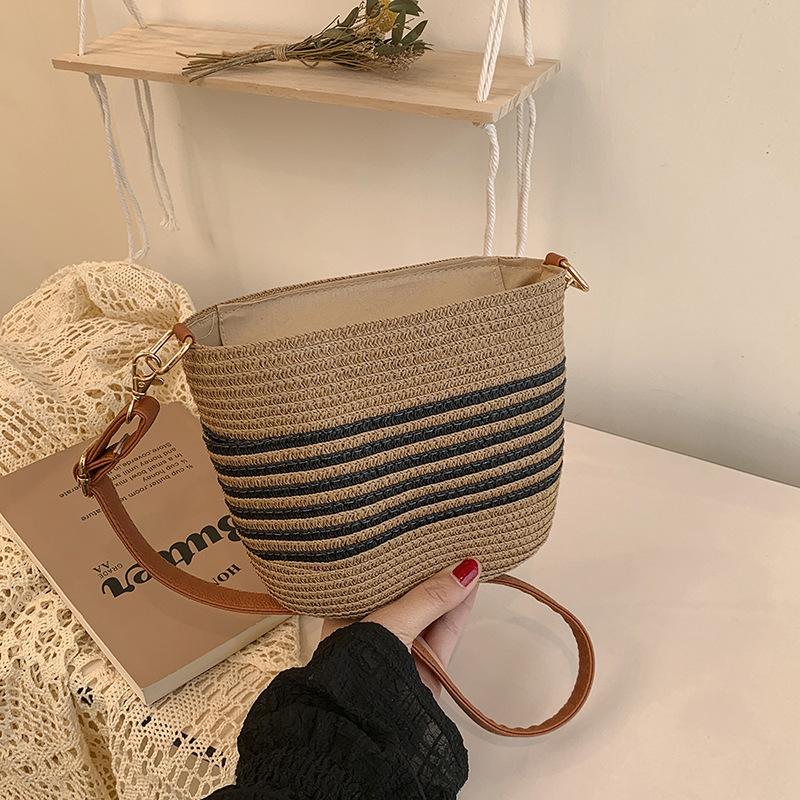 Sommer Beliebte Stroh Gewebte Tasche für Damen Neuer Stil Strandurlaub Gewebte Tasche Lässig Vielseitig Crossbody Eimer Tasche beige