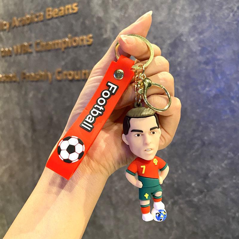 Weiche Gummifußballspieler-Figur Schlüsselanhänger mit Fußball-Print-Riemen für Taschen, Rucksäcke und Schlüssel One Size