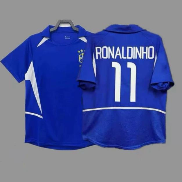2002 Weltmeisterschaft Brasilien Retro Fußballtrikot: Carlos #6, Ronaldo #9, #11 und Ball Bekleidung. Small blue