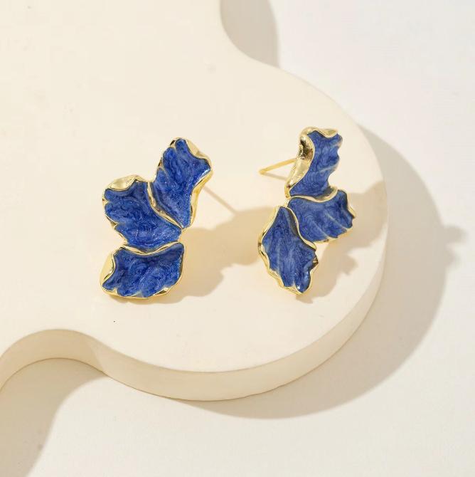 Unregelmäßige Metallcreme Blütenblatt Ohrstecker für Damen Schweres Design Neuer Stil Modeschmuck Party-Accessoires Geschenk blau