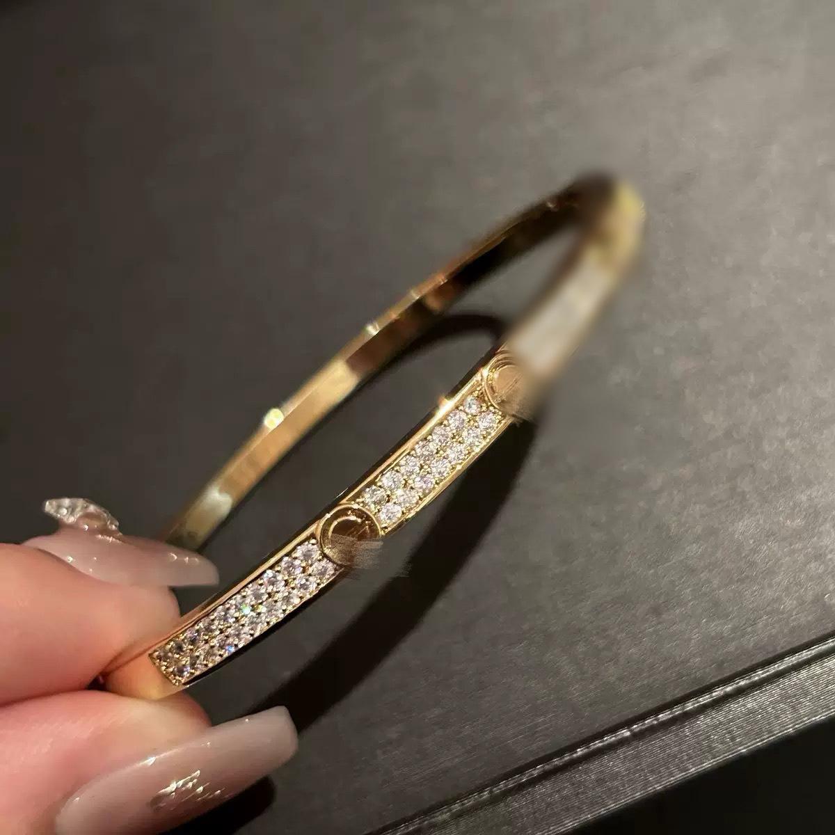 2026 klassisches Rautenmuster Vollbohrer Armband Damen leicht luxuriös High-End breit und schmal vergoldet 18K Diamant Partnerarmband 18CM gray