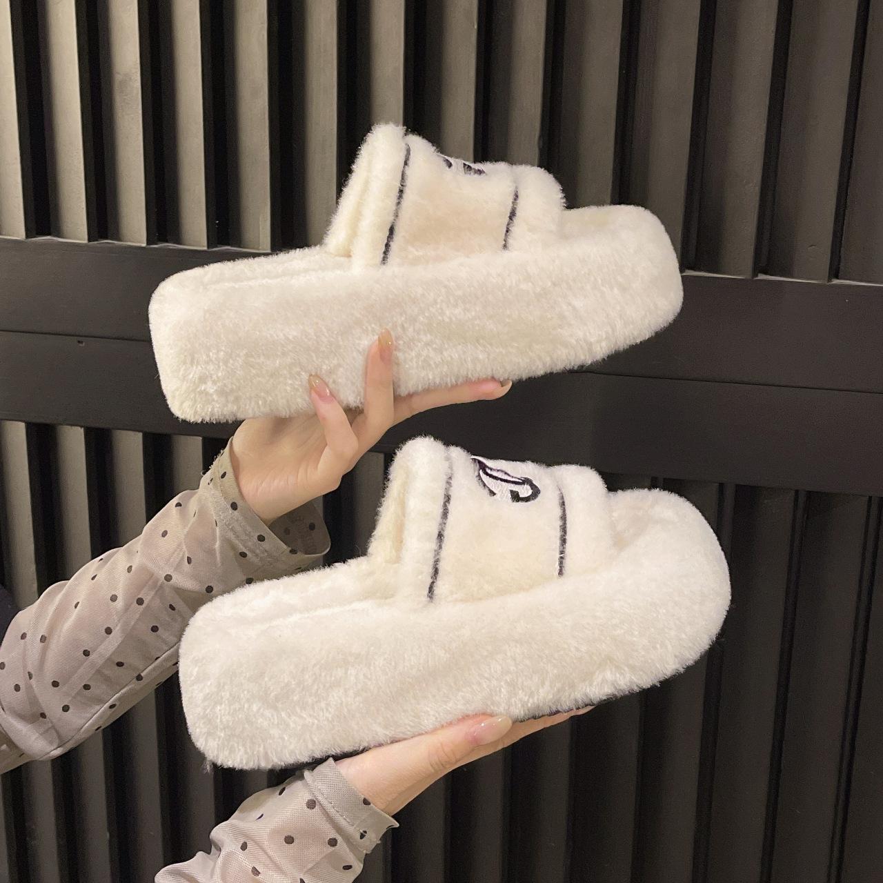 Koreanische Version von modischen Herbst- und Winter-Neuheiten, dicksohlige, flauschige Hausschuhe für Damen, Outdoor-Bekleidung, Heim-Plüsch-Indoor-Ein-Wort-Baumwollhausschuhe, Spot 40 beige