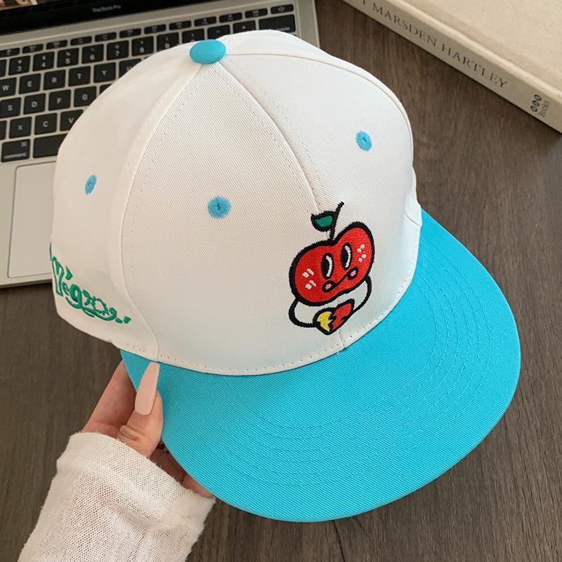 Süßer kleiner Apfel Bestickte Flachkrempige Baseballkappe für Damen Amerikanischer Hip Hop Gesicht Zeigende Kleine Küken Kappe Großer Kopf Farbblock Kappe Adjustable white