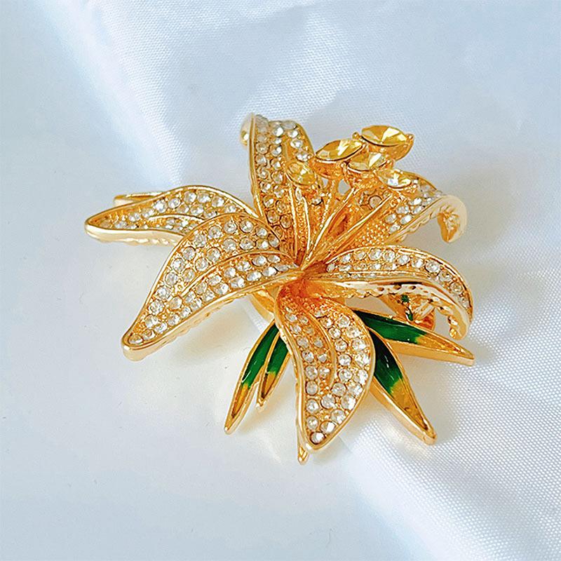 Luxus Lilienblüten Broschen für Damen Mädchen Voll Schöne Pflanzen Brosche Vielseitige Corsage Kleidung Accessoires Geschenke