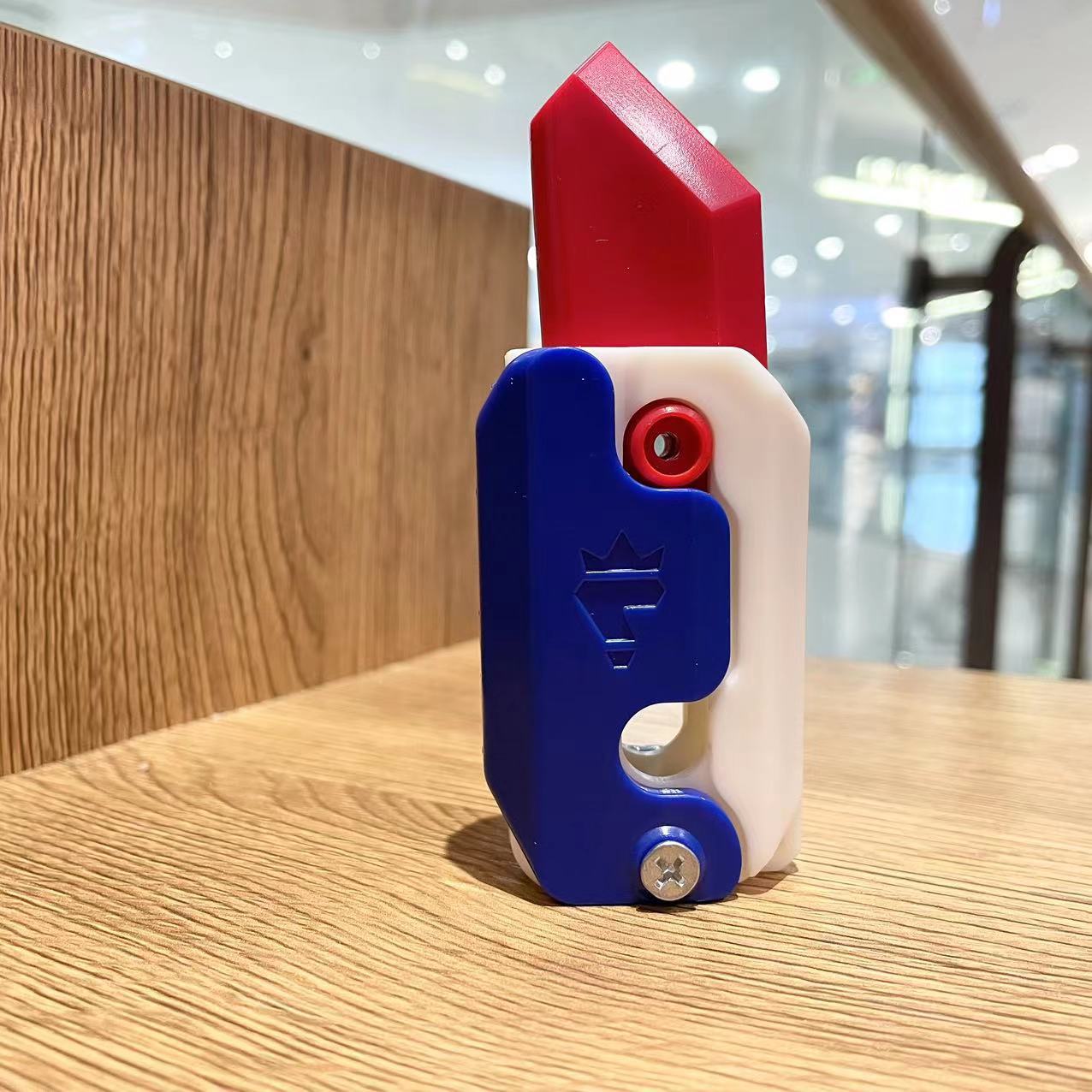 Neue 3D Schwerkraft Messer Karotte Messer Dekompression Push Karte Kleine Spielzeug Stress Relife Spielzeug Mini Modell Anhänger Dekompression Spielzeug Geschenk blau