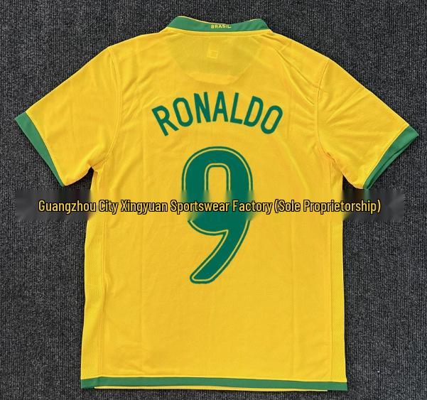 2002 Weltmeisterschaft Brasilien Retro Fußballtrikot: Carlos #6, Ronaldo #9, #11 und Ball Bekleidung. Medium blue