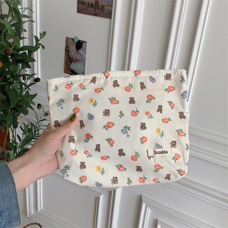 1pc Mode Relief Blumen Druck Kosmetik Tasche Leinwand Waschen Tasche Große Kapazität Frauen Reisen Kosmetik Tasche Make-Up Lagerung taschen 26*18*5cm
