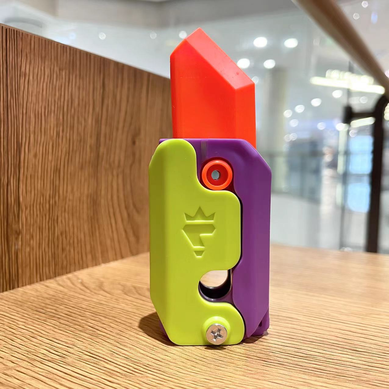 Neue 3D Schwerkraft Messer Karotte Messer Dekompression Push Karte Kleine Spielzeug Stress Relife Spielzeug Mini Modell Anhänger Dekompression Spielzeug Geschenk violett