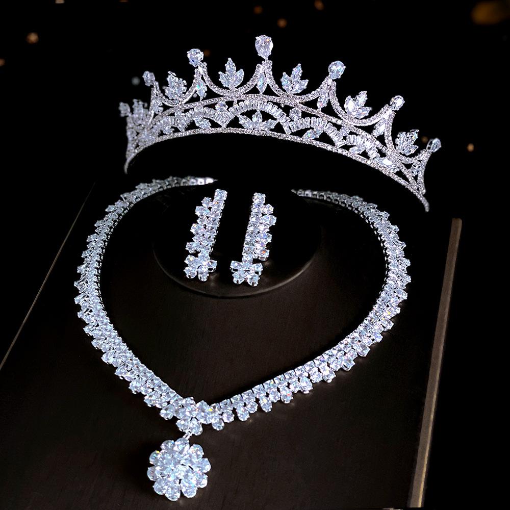 Die Accessoires für das Hochzeitskleid sind leichter Luxus und vielseitig. Die Voll diamantbesetzte Krone ist exquisit mit Zirkonia für die Volljährigkeitszeremonie besetzt. gray