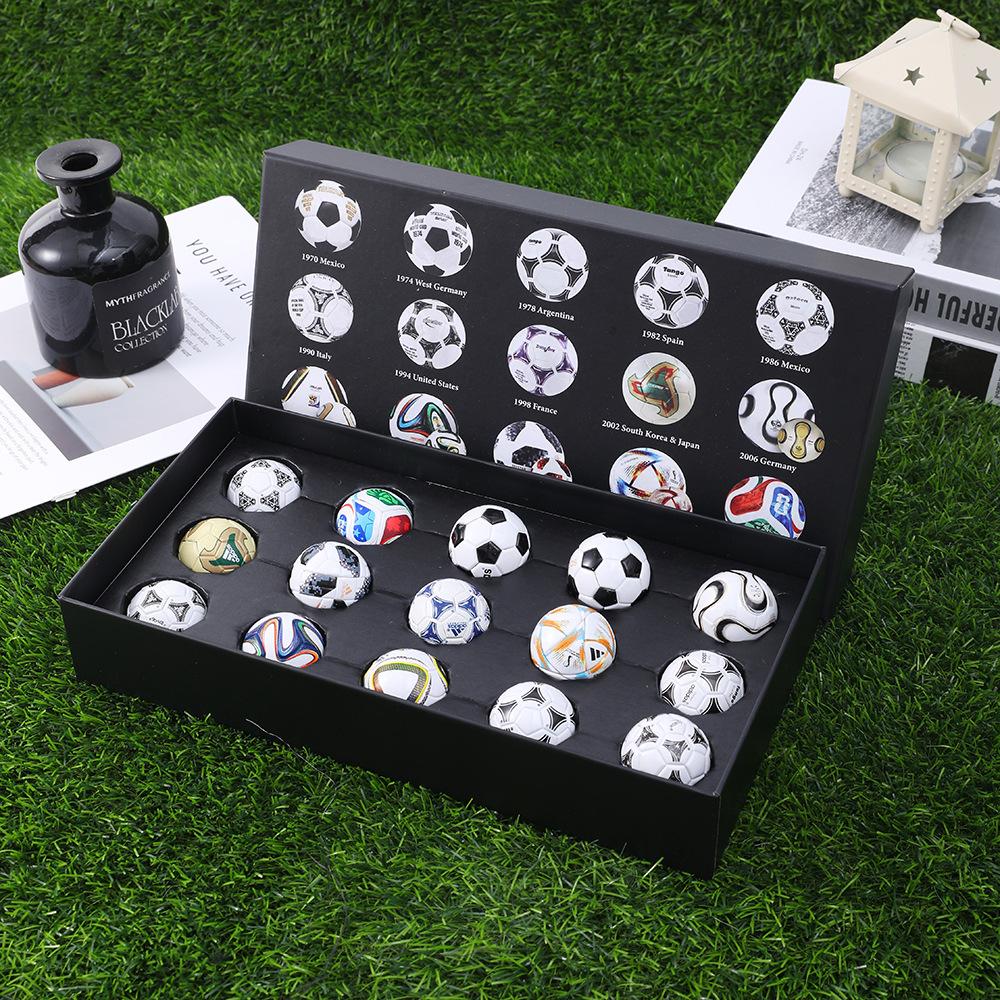 Mini-Fußballmodell FIFA-Weltmeisterschaft Souvenir-Geschenkset Simulationsspielzeug Fan-Geschenk Verschiedene Fußball-Dekorationen 1 set