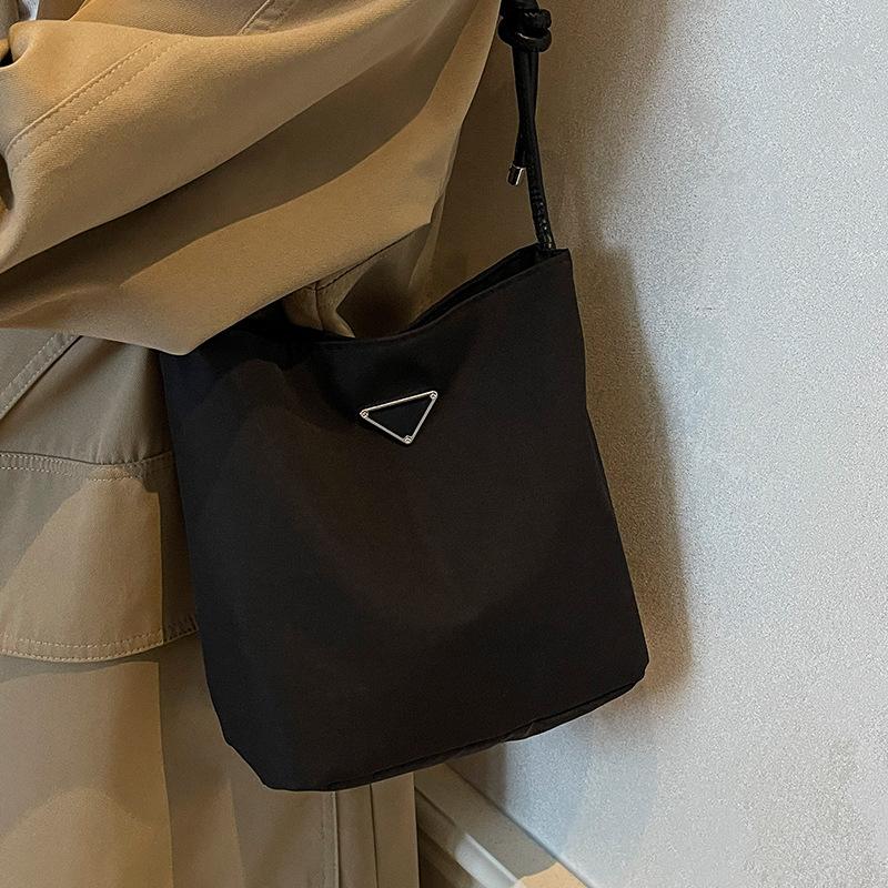 Koreanische Version der Ins Super Hot Bag Damentasche Neue High-End Einfache Handtasche Ins Pendler Bucket Bag black