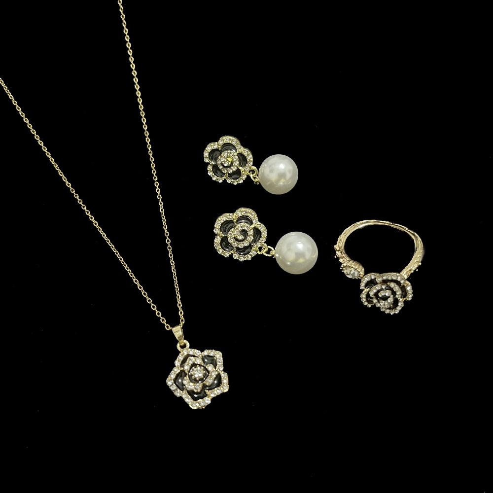 Leichte Luxus High-End Schwarze Kamelie Dreiteilige Halskette Ohrringe Ring Nischendesign Halskette Damen