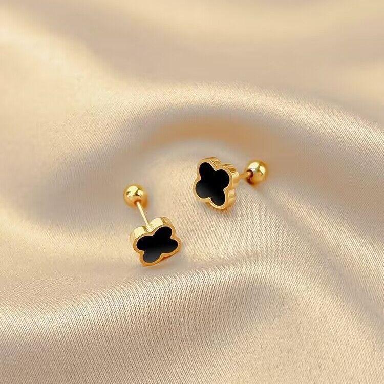 Titanstahl-Ohrringe mit vierblättrigem Kleeblatt, Anti-Fall-Ohrringe, kleine, einfache, vielseitige Ohrringe, Temperament, Mini-Schlafen, keine Notwendigkeit, die Damenohrringe auszuziehen helical
