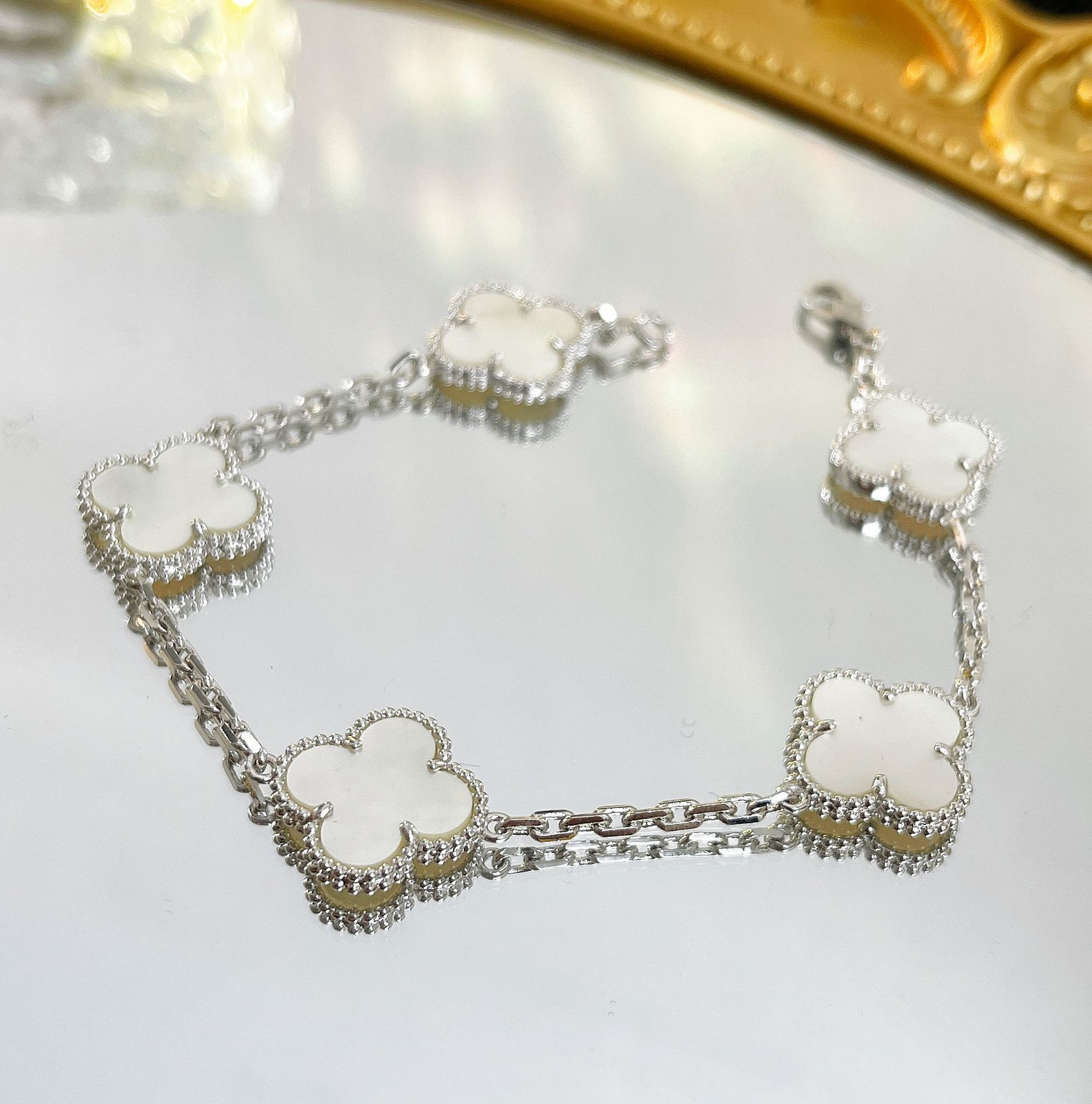 Hochwertiges dünnes Blumen- vierblättriges Kleeblatt Fünf-Blumen-Armband für Frauen, hochwertiges 18K-Armband als Geburtstagsgeschenk für die Freundin V gold high version