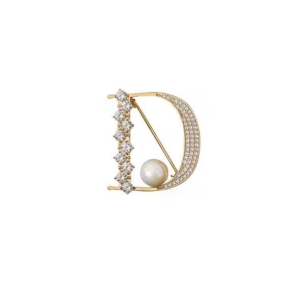 Einfache Buchstaben Nischenlicht Luxusbrosche Damen Einfaches Retro-Design Corsage Anzugzubehör Anti-Licht Feste Anstecknadel