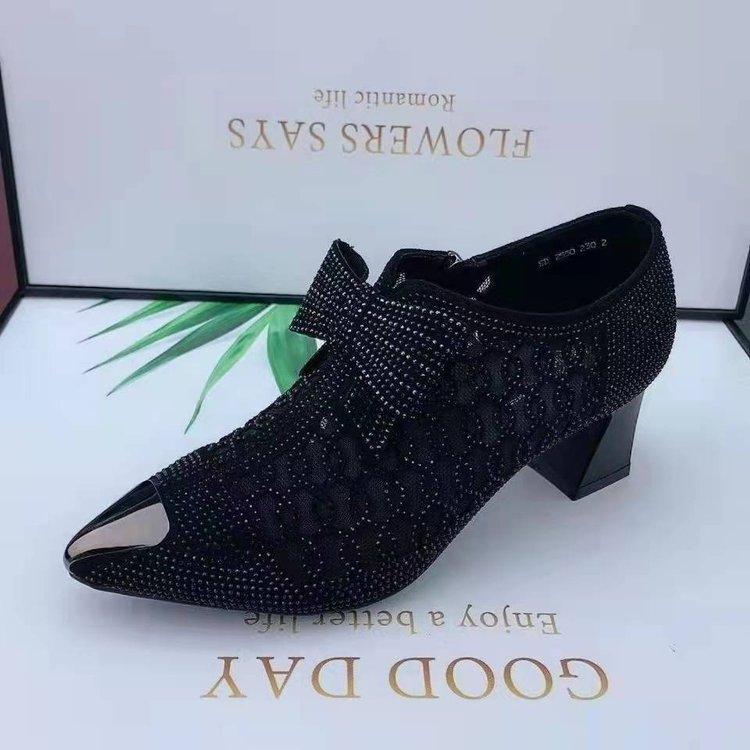 Strass-Blockabsatz, spitze Zehenpartie, schwarze Schmetterlings-Mode-Mesh-Ausschnitt-Damenmode-Schuhe 35 schwarz