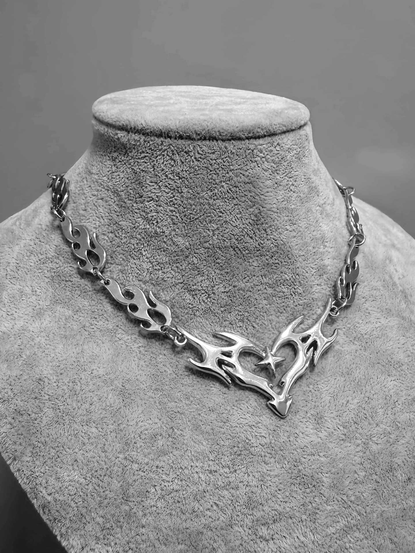 Gothic Punk Herz Halskette, Hip Hop Flammen Anhänger, Dorn Choker Halskette, Statement Halskette