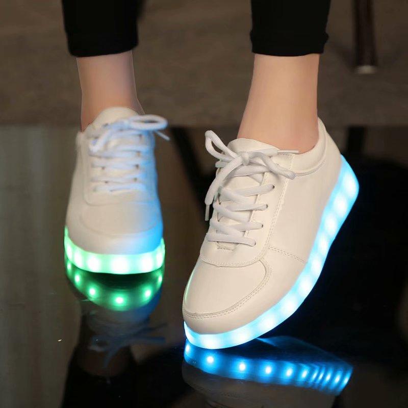 8 farben LED Leuchtende Schuhe Männer Frauen Unisex Paar Turnschuhe Mode Lässig Flache Led Schuhe Für Erwachsene USB Lade Lichter schuhe 34 weiß