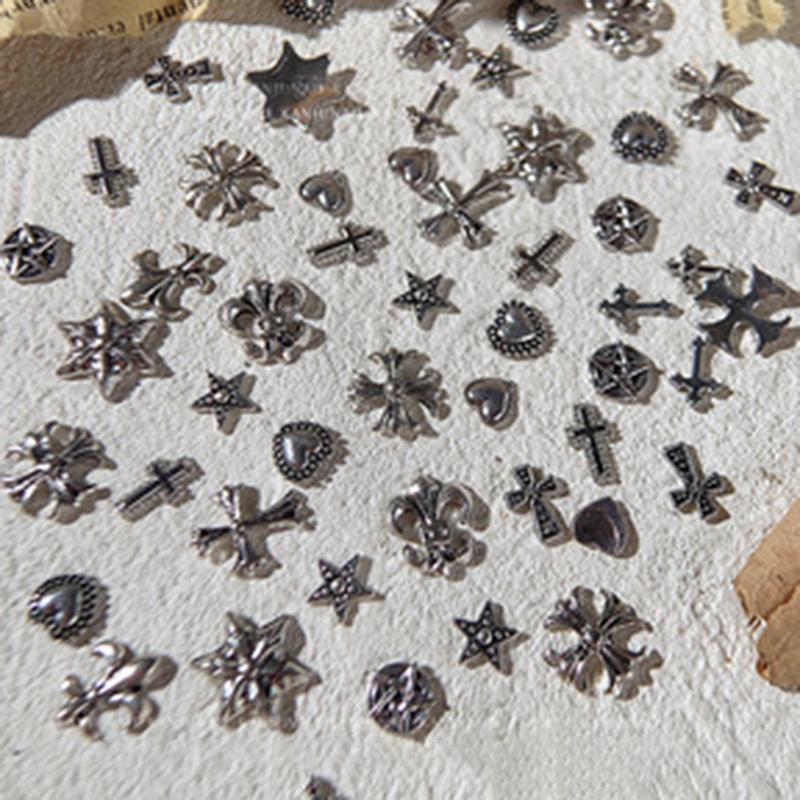 50 Stück Retro Gold Silber Nagel Charms Zubehör Nagel Diamant Niete Metall Punk Herzförmiges Kreuz Nail Art Legierung Nagel Deko 50pcs random silber