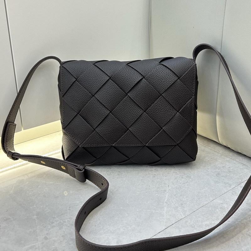 Neue gewebte Tasche aus Rindsleder der ersten Schicht, Umhängetasche, kleine quadratische Tasche, Tragetasche, Schulter-Umhängetasche, Damentasche. 22cm*5.5cm*17cm dunkelbraune