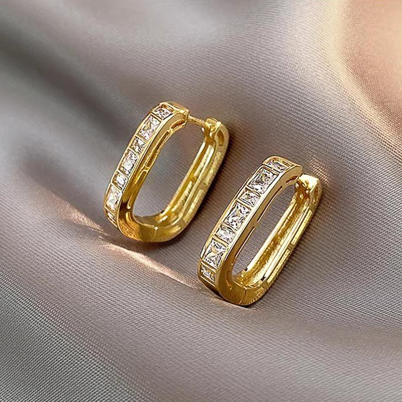 Huitan Glänzende Geometrische Zirkonia Creolen Damenmode Vielseitiger Goldschmuck für den Alltag Trendige Damenaccessoires brown