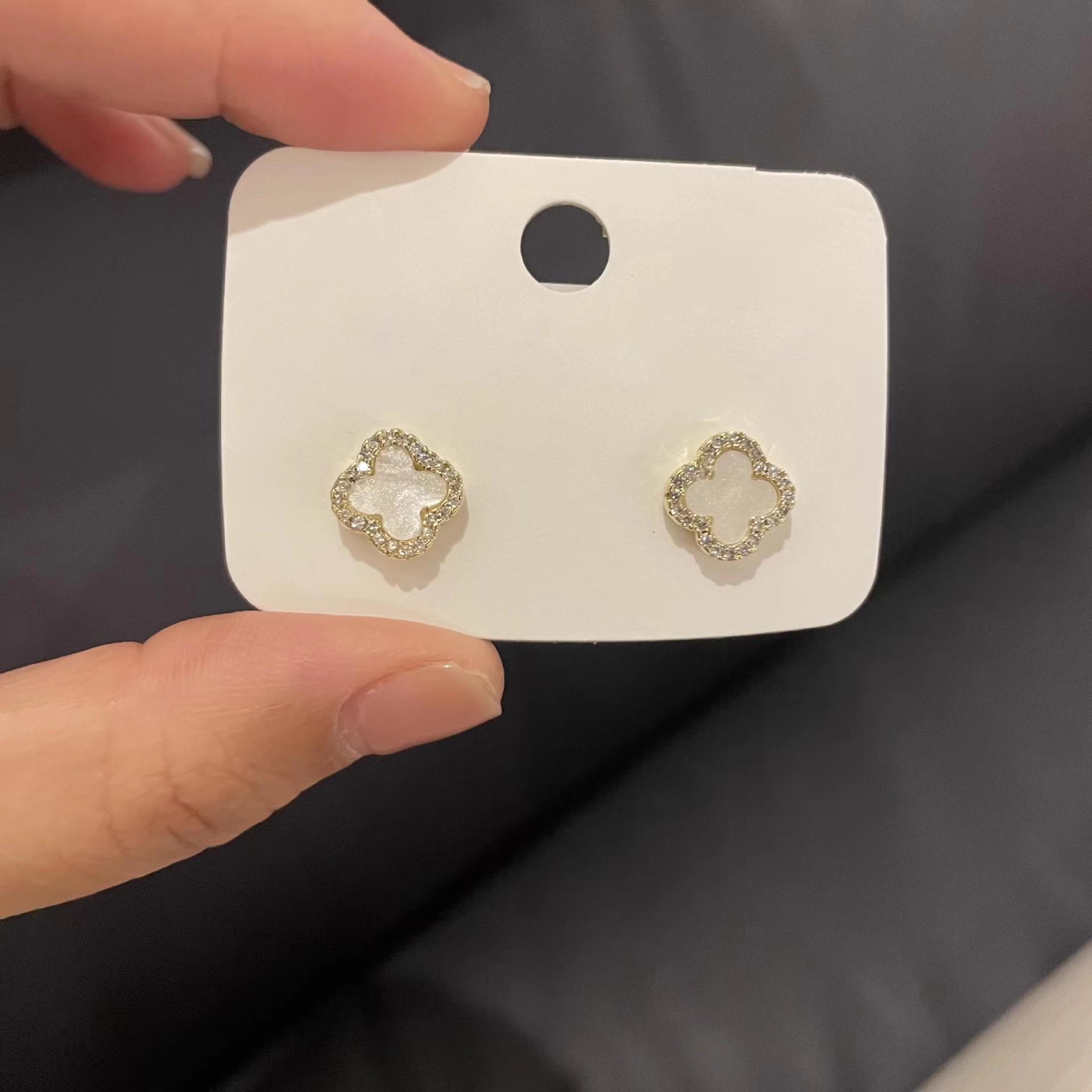 Mode Damen Vierblättriges Kleeblatt Ohrringe Senior Sinn für Temperament Ohrringe Net Red Ohrringe weiß