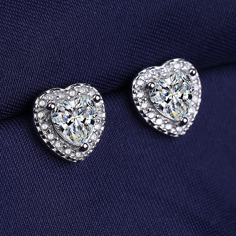 Love Ohrringe mit Mikro-Eingravierung von Diamanten für Damen, ultraglänzende herzförmige Zirkonia-Ohrringe, leichte Luxus-Ohrringe white