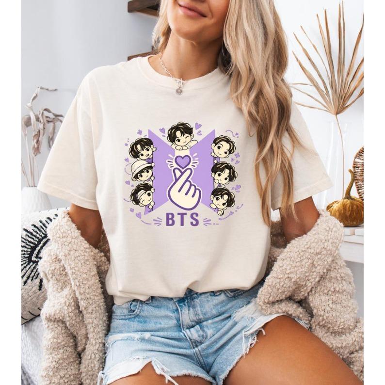 2026 Sommer Mode Trendiges T-Shirt BTS Chibi Shirt, Kpop Army Fingerherz Shirt, Süßes BTS Fan Geschenk, Kpop Liebhaber Shirt, Lila Army Fan Tee 4XL