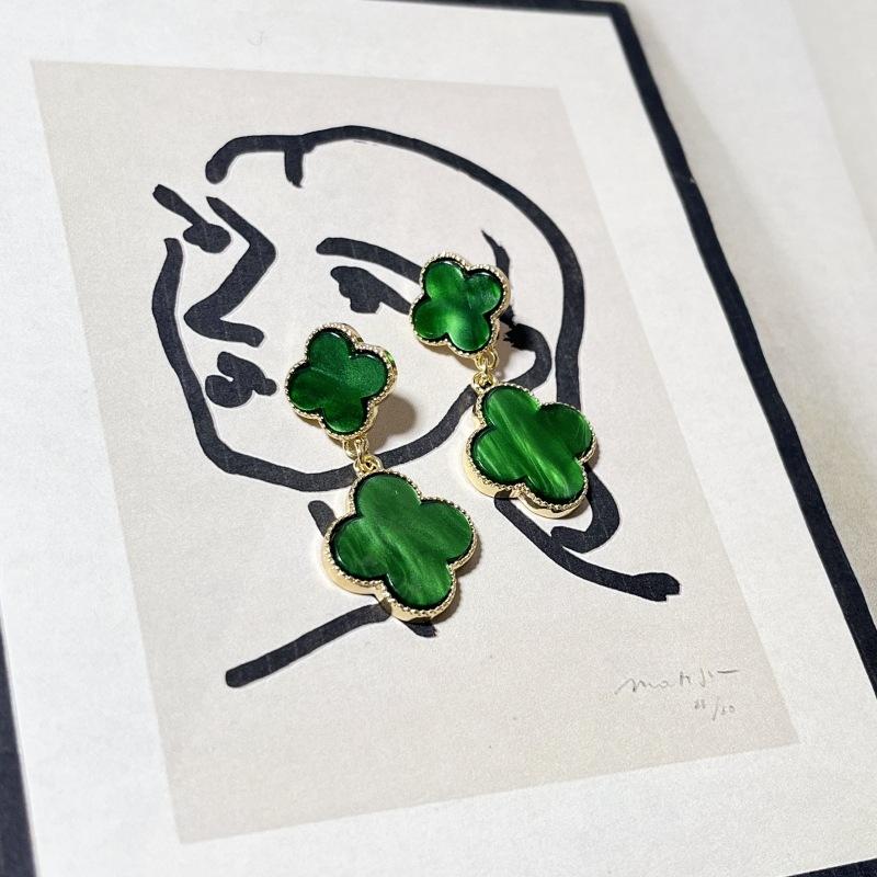 Klassische Glücksklee-Ohrringe für Damen Leichter Luxus Nischendesign Ohrringe Hochwertige Temperament-Ohrringe 4*2cm erbsengrün