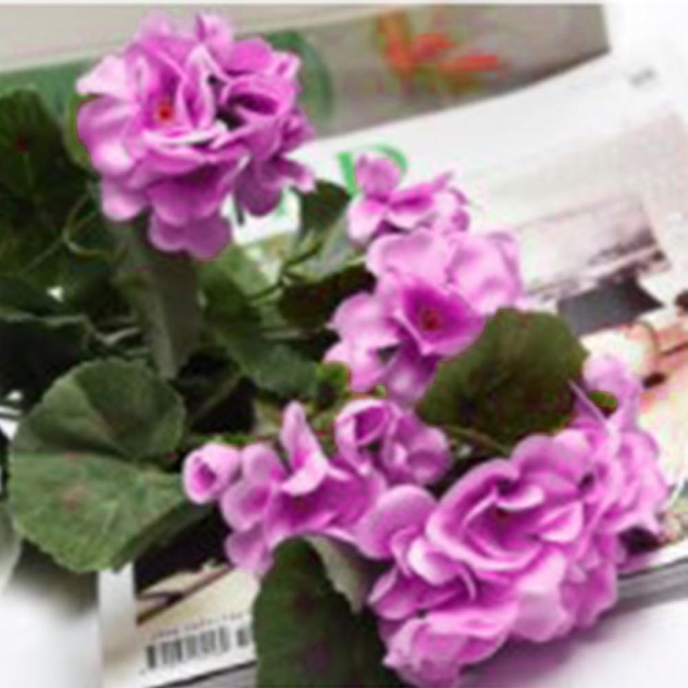 Künstliche Geranien, rote und rosa Blumen, künstliche Pflanzen, künstliche Blumen violett