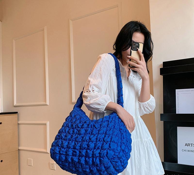 2025 Nischendesign Plissierte Wolkentasche für Damen Große Kapazität Schulter Umhängetasche Nylon Tragetasche Damen Handtaschen 47-38-21CM navy blau