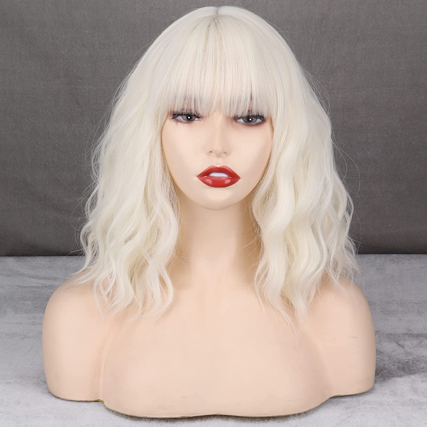 MISSQUEEN Kurze platinblonde Perücken, weißblonde, gewellte Perücke mit Pony, synthetische, mittellange, gewellte Bob-Perücke für den täglichen Gebrauch
