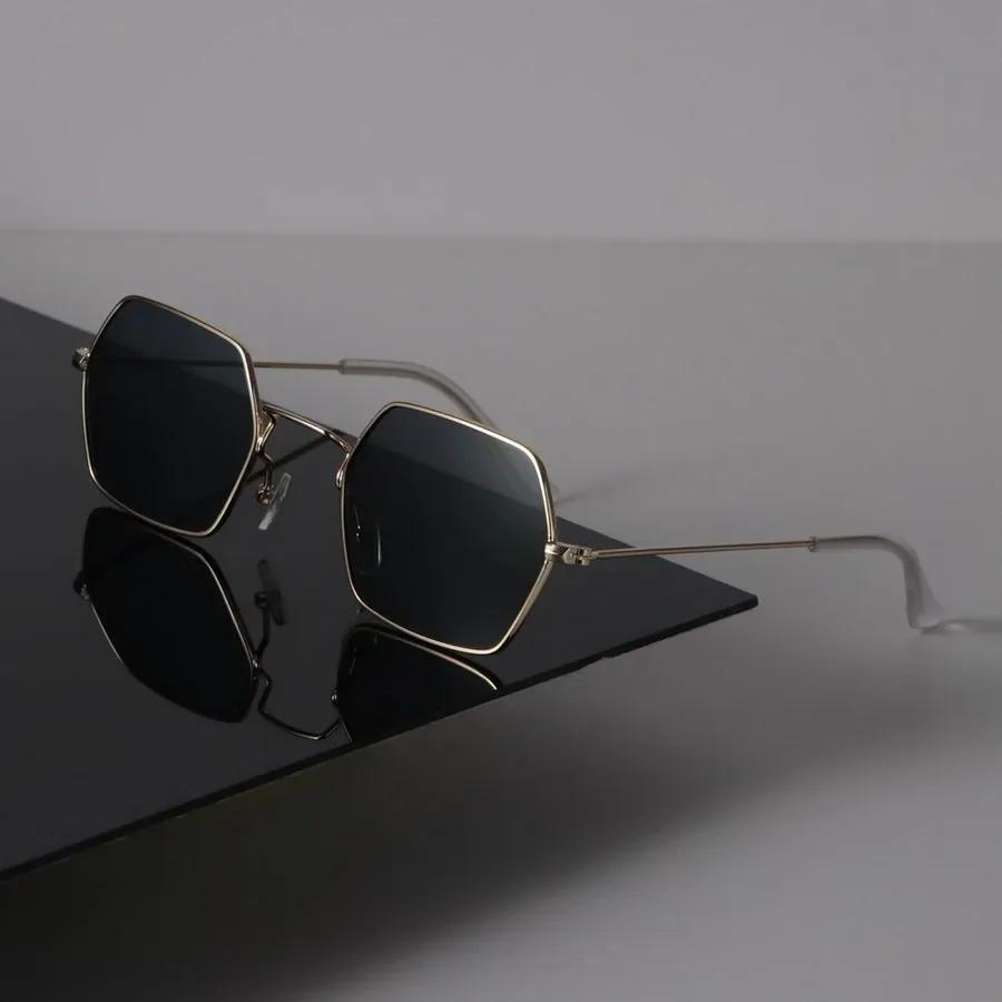 Neueste Quadratische Retro-Sonnenbrille Damen Luxus Designer Sonnenbrillen Damen Retro Punk Sonnenbrillen Stilvolle Oculos De Sol Other