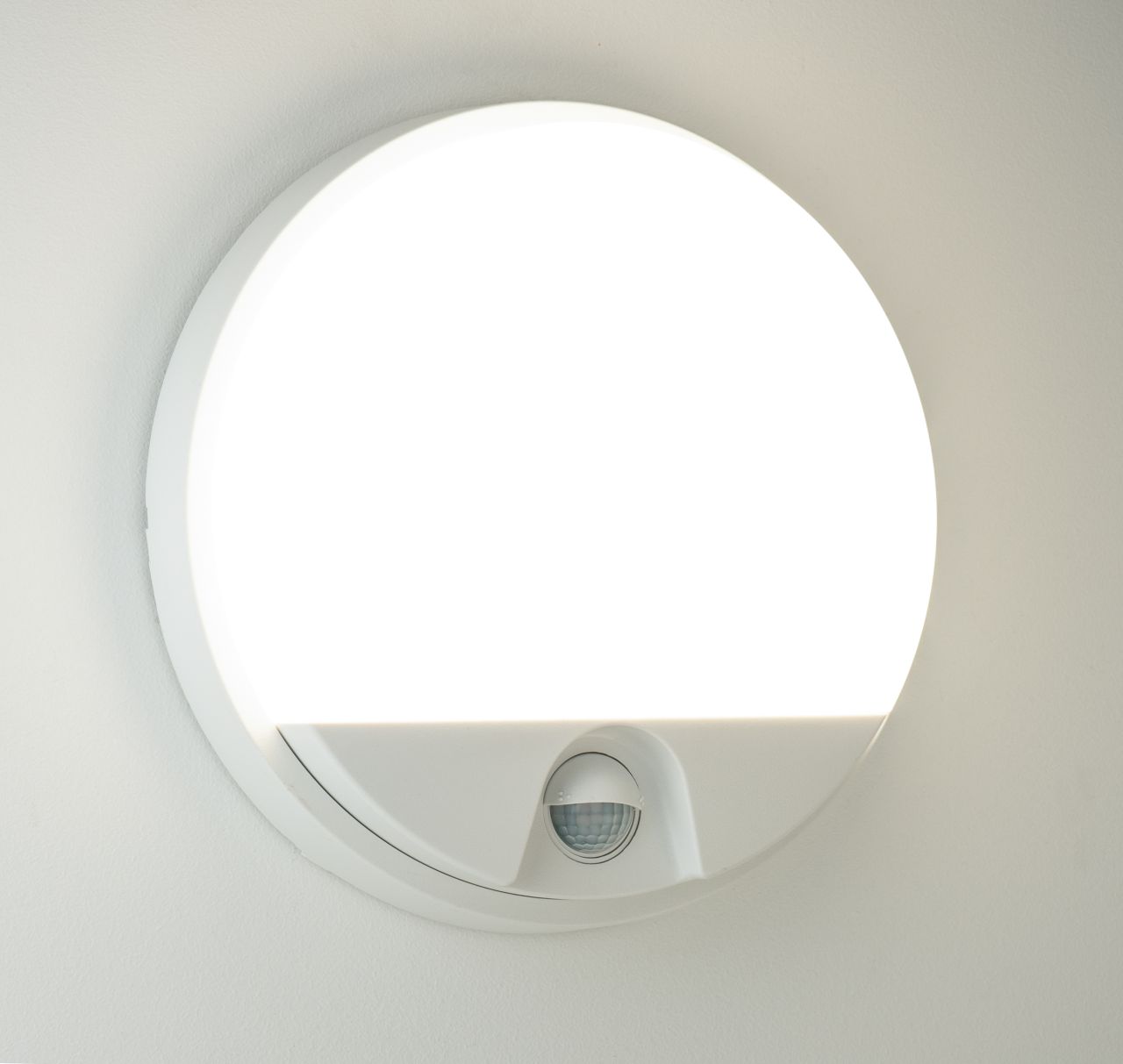 Wand- Deckenleuchte mit Bewegungsmelder 15Watt weiss