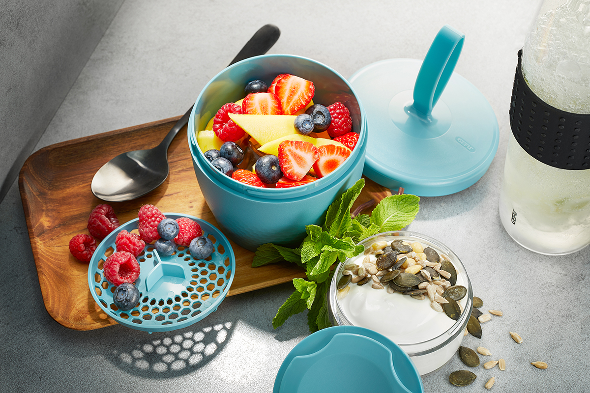 Snack Box FOODIE, 570 ml und 185 ml azurblau gr.Behälter inkl. Tropfgitter für gewaschenes Obst 